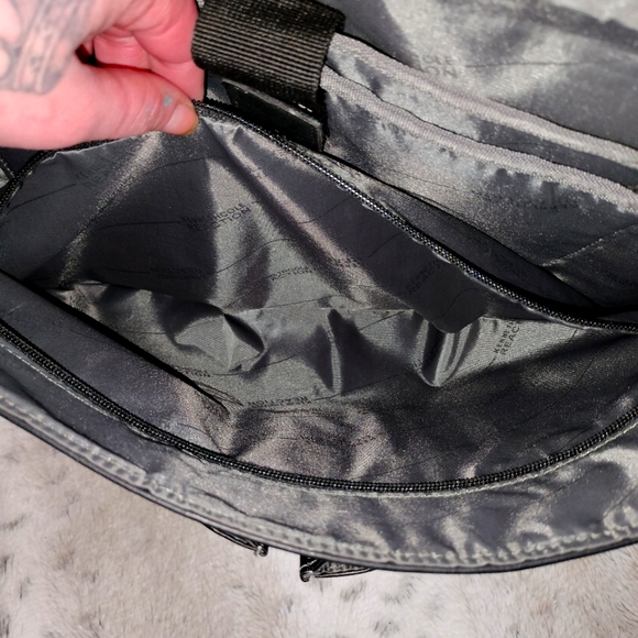 Kenneth Cole laptop bag - Picture 11 of 13